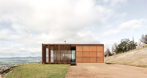 Ο αρχιτέκτονας που έφτιαξε το σπίτι του (κατά το ήμισυ) σαν γυάλινο κουτί