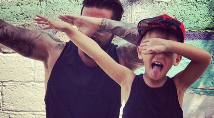 Το πιο γλυκό στιγμιότυπο! Ο Θοδωρής Μαραντίνης τραγουδάει με τον μικρό του γιου τα δικά του τραγούδια!