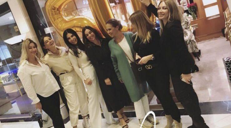 Κύπρια socialite έγινε 50 και της έκαναν surprise οι φίλοι της στη δουλειά! [εικόνες & βίντεο]