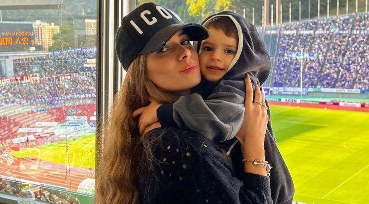 Μαρία Κορτζιά: Φωτογράφισε τον μεγάλο της γιο μπροστά από το χριστουγεννιάτικό τους δέντρο [εικόνα]