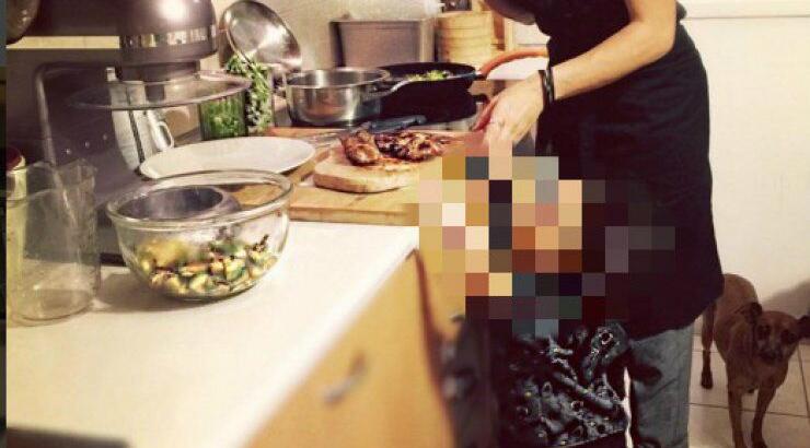 Επώνυμη Κύπρια στην κουζίνα μαζί με το γιο της