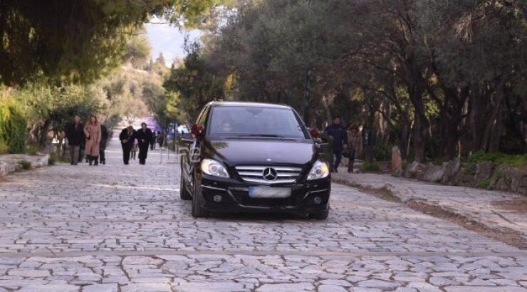 Οι πρώτες φωτογραφίες από το γάμο επώνυμης Κύπριας!