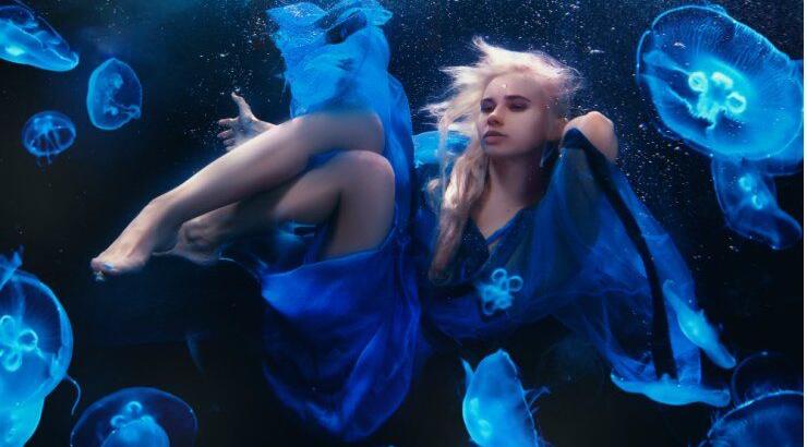 Γιατί οι γυναίκες χτίζουν όνειρα πάνω σε παλίρροια;