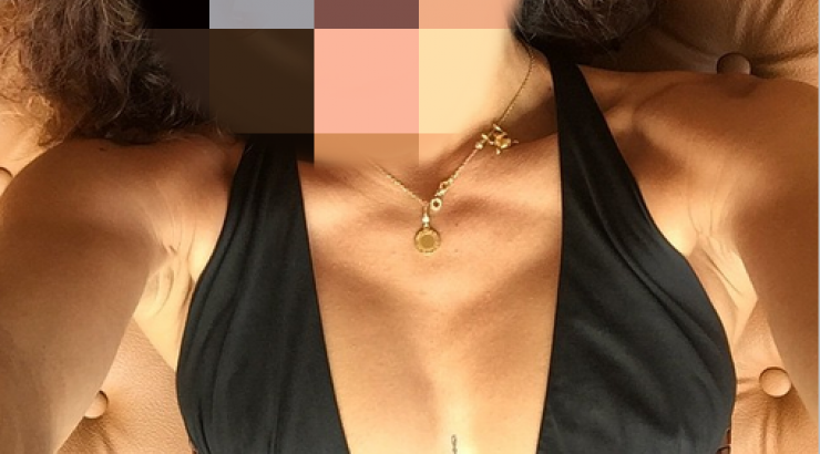 Διάσημη Κύπρια τραγουδίστρια αναστατώνει στην παραλία!