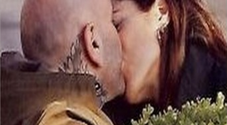 Παθιασμένα φιλιά από πασίγνωστη Κύπρια στην μέση του δρόμου!