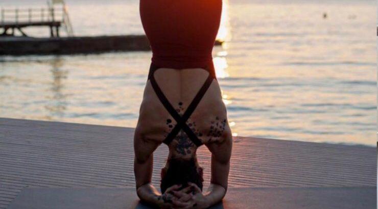 Επώνυμη Κύπρια σχημάτισε τη λέξη "αγάπη" με το κορμί της για τον Άγιο Βαλεντίνο!