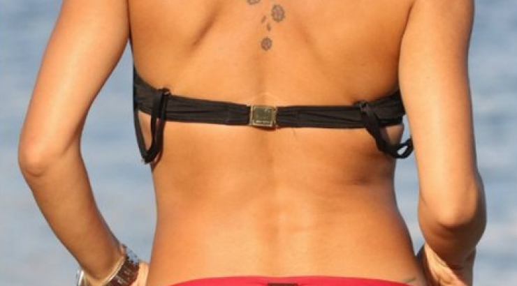 Τσακώσαμε επώνυμη Κύπρια με μικροσκοπικό μπικίνι!