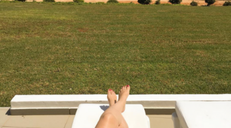 Επώνυμη Κύπρια αναστατώνει την Αγία Νάπα κάνοντας ηλιοθεραπεία!