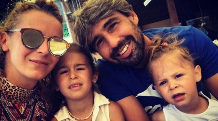 Σπάνια στιγμιότυπα του Μάρκου Παγδατή με τις κόρες του στη θάλασσα