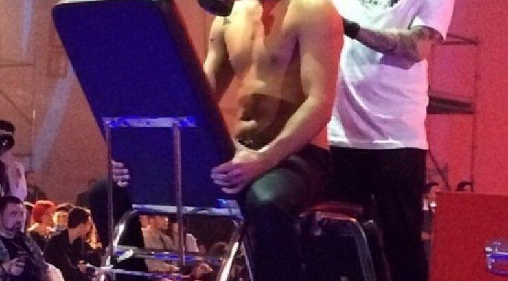 Κώστας Μαρτάκης: Χτύπησε τατουάζ on stage