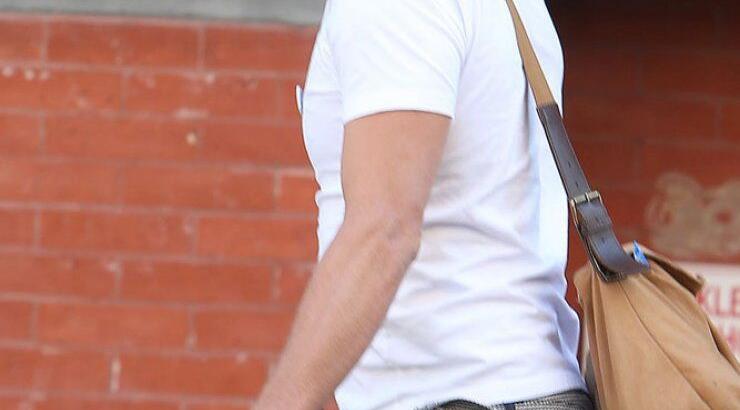 Πρώτη φορά χωρίς τη βέρα του! Ποιος είναι; [εικόνες]