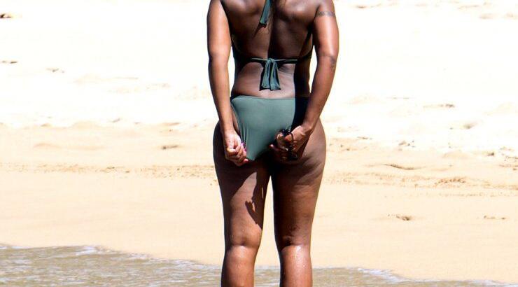 Ποια είναι αυτή η διάσημη τραγουδίστρια με το μαγιό; 