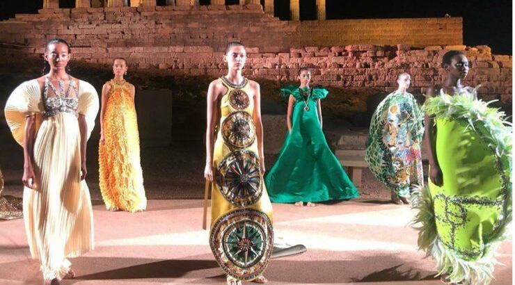 H Mary Katrantzou έγραψε ιστορία στο Ναό του Ποσειδώνα