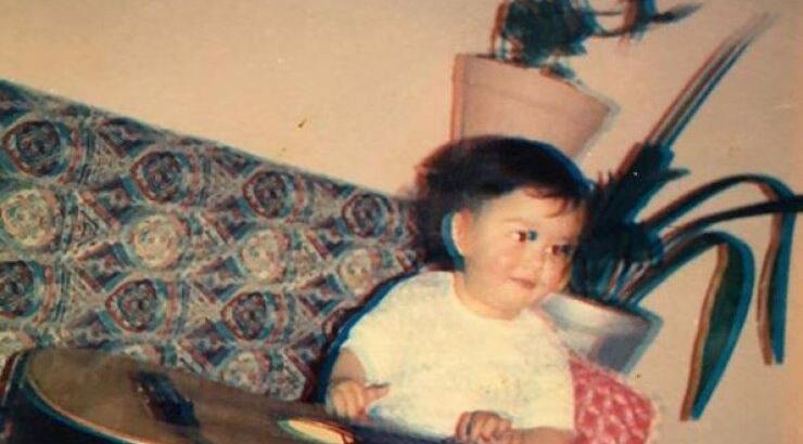 Δεν πάει το μυαλό σας ποιος γνωστός τραγουδιστής είναι το αγοράκι στη φωτογραφία!