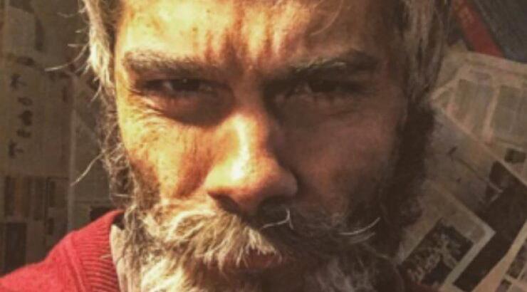 Δεν θα πιστεύετε ποιος νεαρός Έλληνας τραγουδιστής μεταμορφώθηκε στον ηλικιωμένο άντρα της φωτογραφίας!