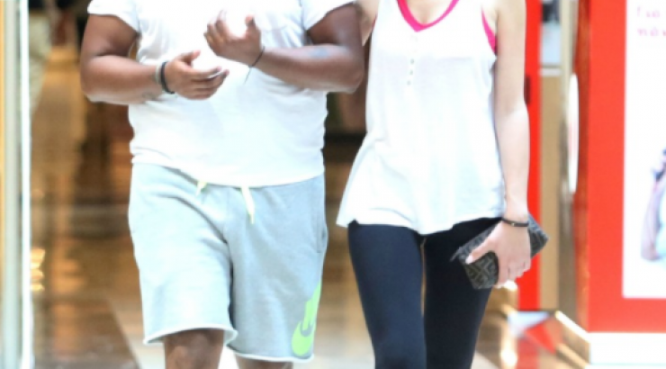 Ησαΐας Ματιάμπα: Χαϊδεύει δημόσια τη φουσκωμένη κοιλίτσα της Κύπριας συζύγου του! [εικόνες]