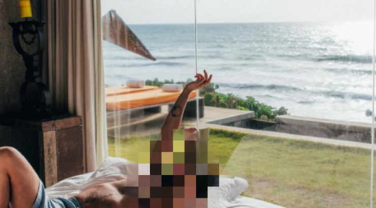 Επώνυμος Κύπριος ποζάρει στο κρεβάτι μόνο με το εσώρουχό του!