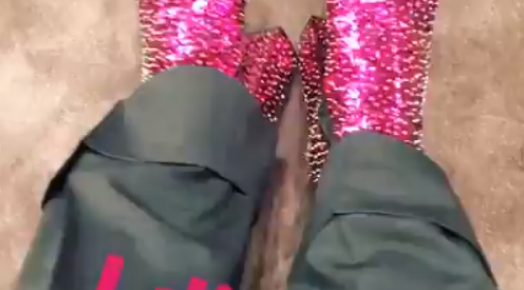 Ποιος επώνυμος Κύπριος φόρεσε αυτά τα εντυπωσιακά ψηλοτάκουνα;