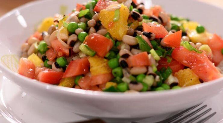 Σαλάτα με μαυρομάτικα, πορτοκάλι, αγγούρι και αρακά