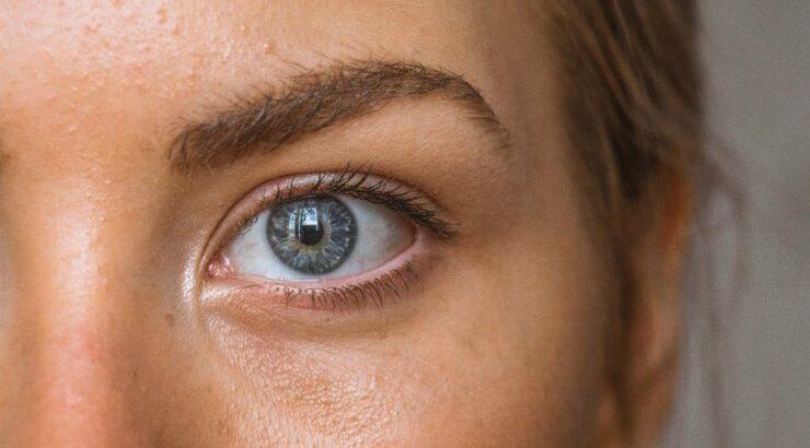 Τρεις εύκολες συνταγές που θα φτιάξεις μόνη στο σπίτι για να αντιμετωπίσεις τους μαύρους κύκλους