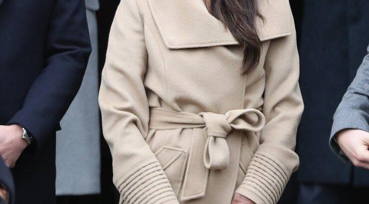 Meghan Markle: Αποκαλύφθηκε το φόρεμα που φορούσε κάτω από το παλτό της τα Χριστούγεννα