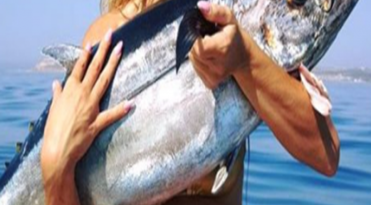 Εκρηκτική Κύπρια κολυμπάει με τόνο 30 κιλών τον οποίο ψάρεψε η ίδια! [εικόνες]