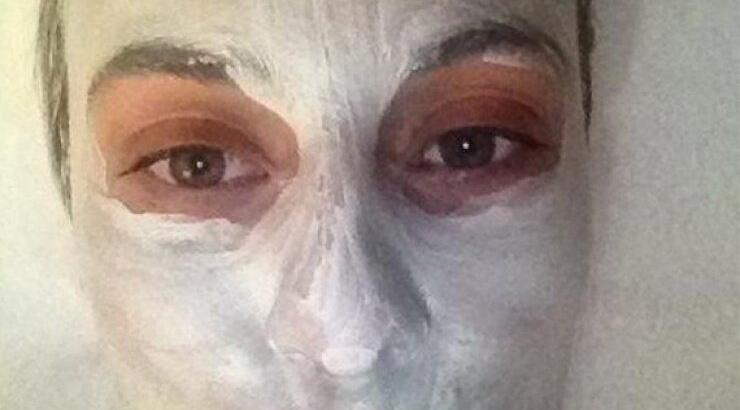 Δεν είναι μάσκα καρναβαλιού αλλά ομορφιάς! Ποιά είναι;