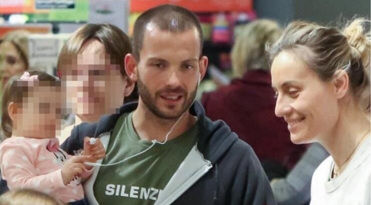 Ελεονώρα Μελέτη: Η κόρη της, Αλεξάνδρα, φωτογραφίζει τους γονείς της μέσα στην κουζίνα τους [εικόνες]