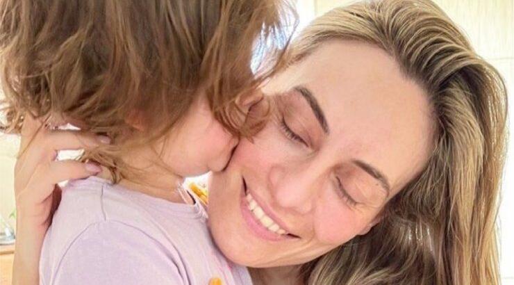 Ελεονώρα Μελέτη: Δείτε την να φτιάχνει μαζί με την κόρη της, Αλεξάνδρα, πασχαλινά κουλουράκια [εικόνες]
