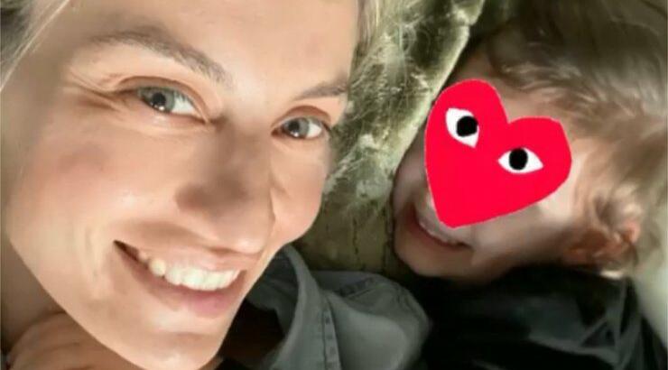 Ελεονώρα Μελέτη: Το απίστευτο βίντεο με την κόρη της να καθαρίζει το μπάνιο του σπιτιού τους!