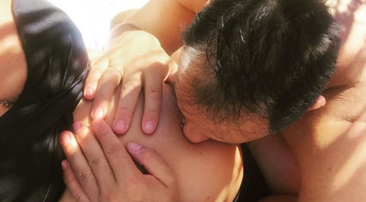 Η τρυφερή φωτογραφία εγκυμονούσας Κύπριας socialite με το σύζυγό της να της φιλάει την κοιλίτσα!