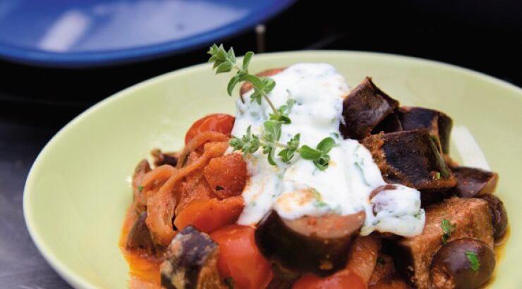 Μελιτζάνες στην κατσαρόλα με ελιές, κάπαρη και τοματίνια