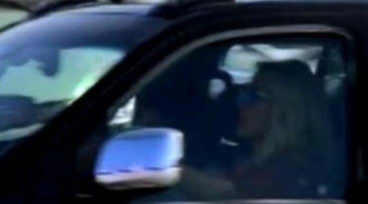 Ελένη Μενεγάκη: Ταξίδεψε με την πεθερά της στην Άνδρο