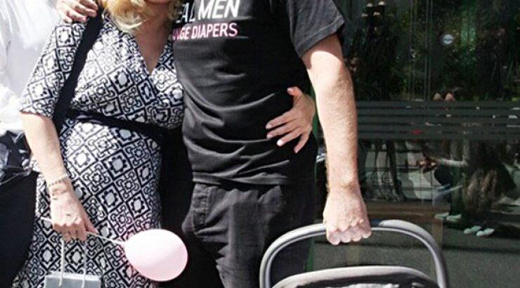 Μενεγάκη - Παντζόπουλος: Νέες φωτογραφίες κατά την έξοδό τους από το μαιευτήριο