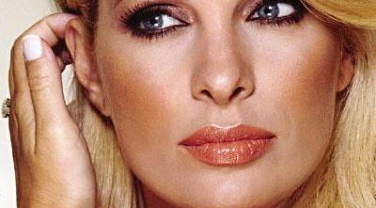 Η Ελένη Μενεγάκη ποζάρει χωρίς σουτιέν!