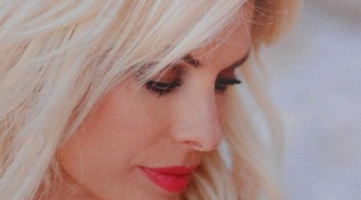 Το εντυπωσιακό μίνι λευκό φόρεμα της Ελένης