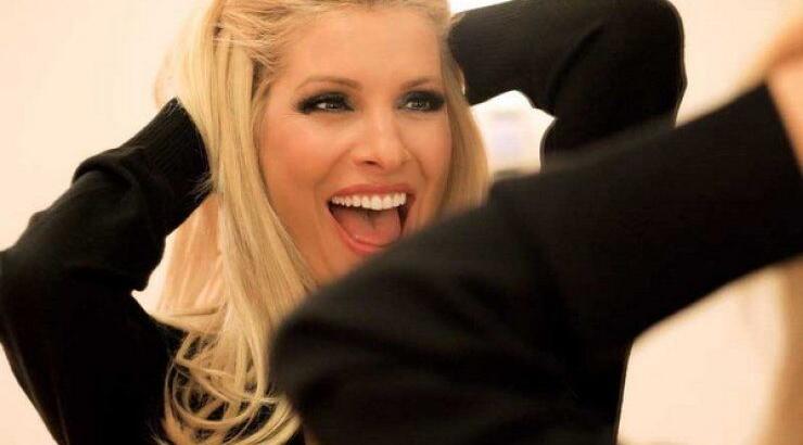 Ελένη Μενεγάκη: Άλλαξε on air μπλούζα! [βίντεο]