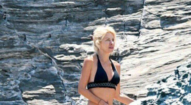 Ελένη Μενεγάκη: Με καυτό και μικροσκοπικό μπικίνι στην αγαπημένη της παραλία της Άνδρου! [εικόνες]
