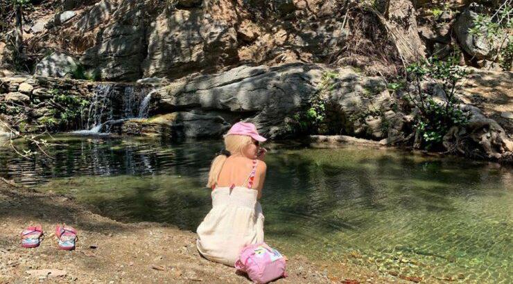 Ελένη Μενεγάκη: Ποζάρει με μαγιό στην Άνδρο με φόντο τα καταγάλανα νερά [εικόνα]