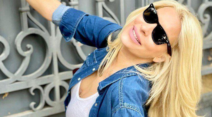 Ελένη Μενεγάκη: Η σπάνια βραδινή έξοδος της παρουσιάστριας με casual look