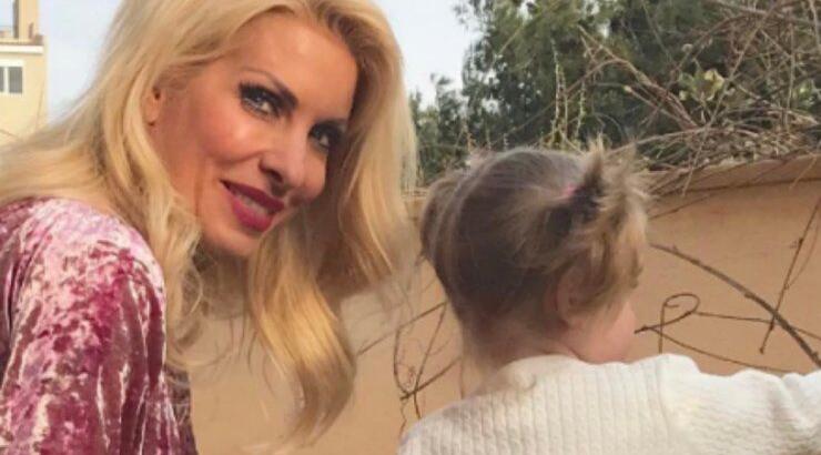 Πόσο χαριτωμένο στιγμιότυπο! Η Ελένη Μενεγάκη με τη μικρή Μαρίνα στην παιδική χαρά της Άνδρου!