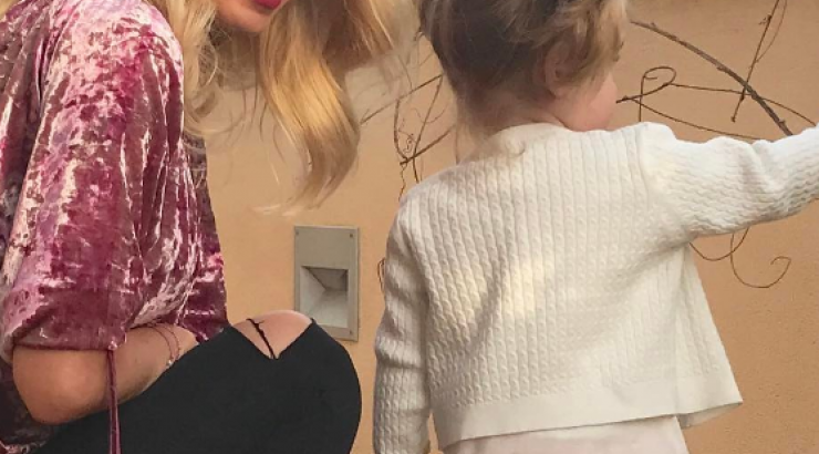 Η Ελένη Μενεγάκη ανήρτησε φωτογραφία της μικρής Μαρίνας αγκαλιά με τον μπαμπά της και "έριξε" το instagram!