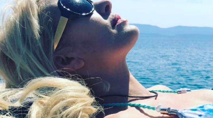 Οι βουτιές της Ελένης Μενεγάκη και τα πειράγματα των παιδιών της! [βίντεο]