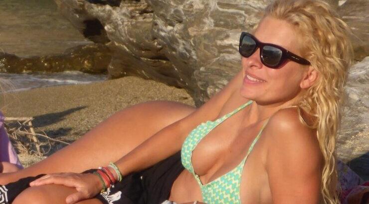 Ελένη Μενεγάκη: Oι σέξι πόζες στη θάλασσα!