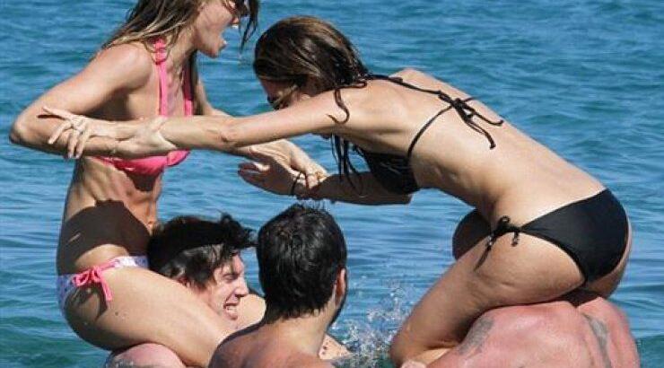 Μενούνος - Χρουσαλά: Έγιναν θέμα στη Daily mail οι κοκορομαχίες τους στη Μύκονο