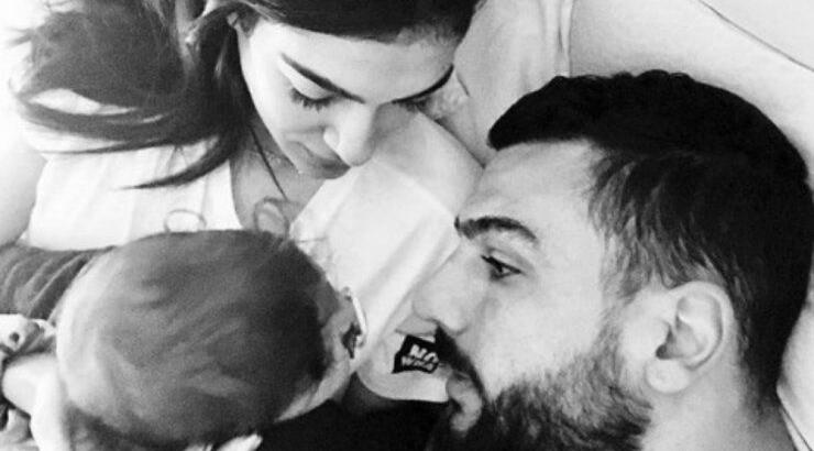 O μικρός Λαμπρινός πήγε πρώτη φορά στο γήπεδο με την φανέλα του ΑΠΟΕΛ [εικόνα]