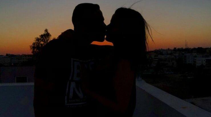 Ζευγάρι της κυπριακής showbiz παντρεύεται σε τρεις εβδομάδες και μόλις είδαμε το προσκλητήριο του γάμου!