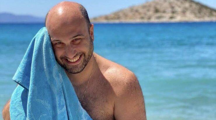 Χρήστος Μιχάλαρος: Η φωτογραφία από τις διακοπές του στη Σύρο είναι σαν καρτ ποστάλ