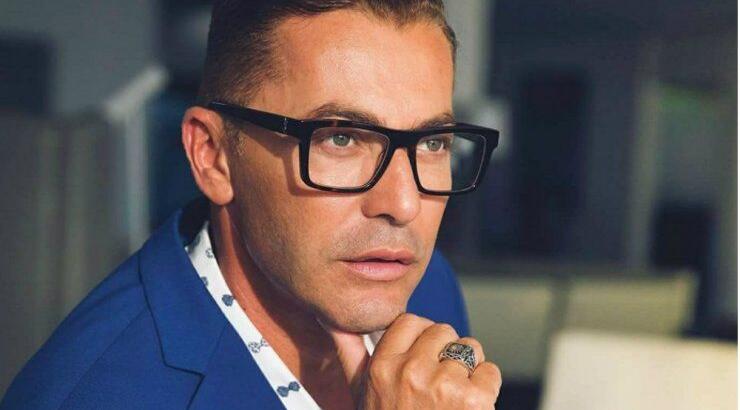 O Μιχάλης Ορφανίδης μας προτείνει το μακιγιάζ των Χριστουγέννων