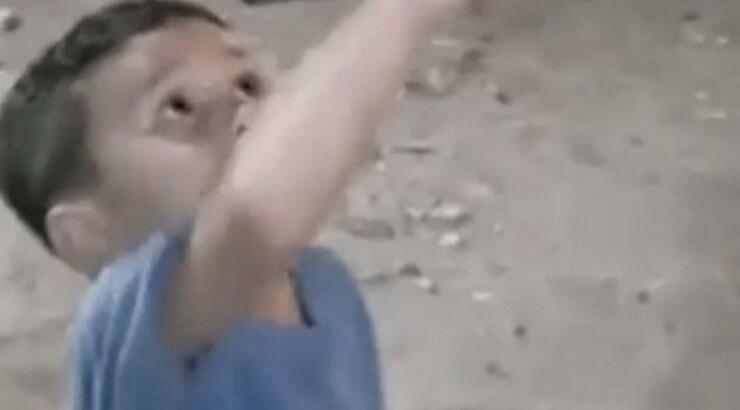 Το βίντεο με τον μικρό να απευθύνεται στον ουρανό και να μιλάει με τη μαμά του που ίσως δεν αντέξεις να δεις